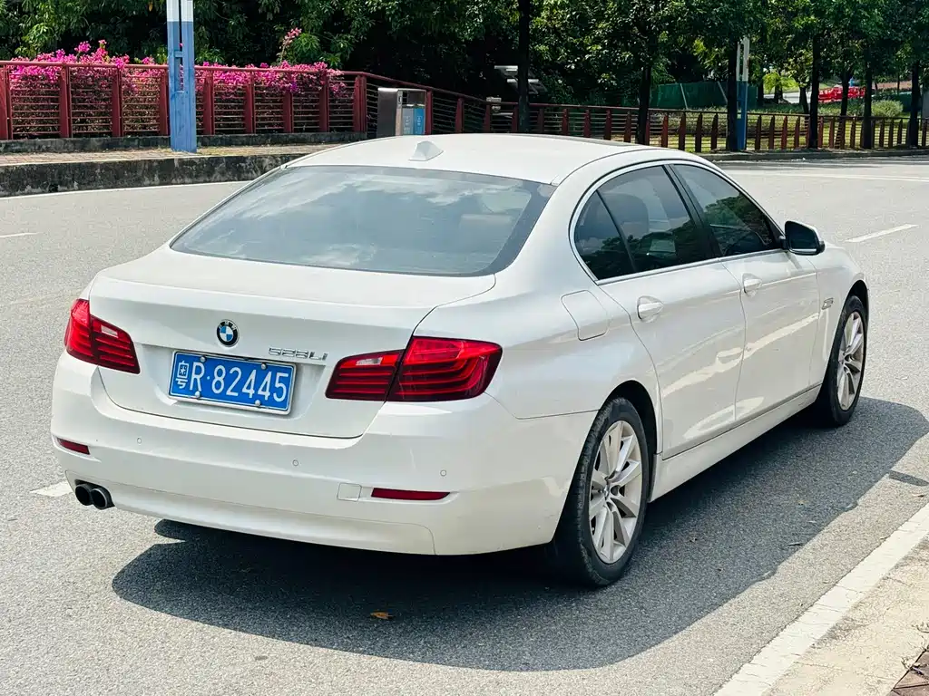 BMW 5 Series — миниатюра 4