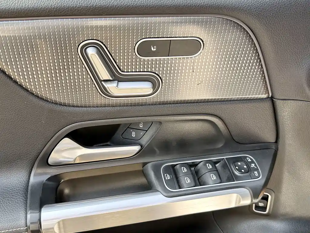 Mercedes-Benz GLB — миниатюра 16
