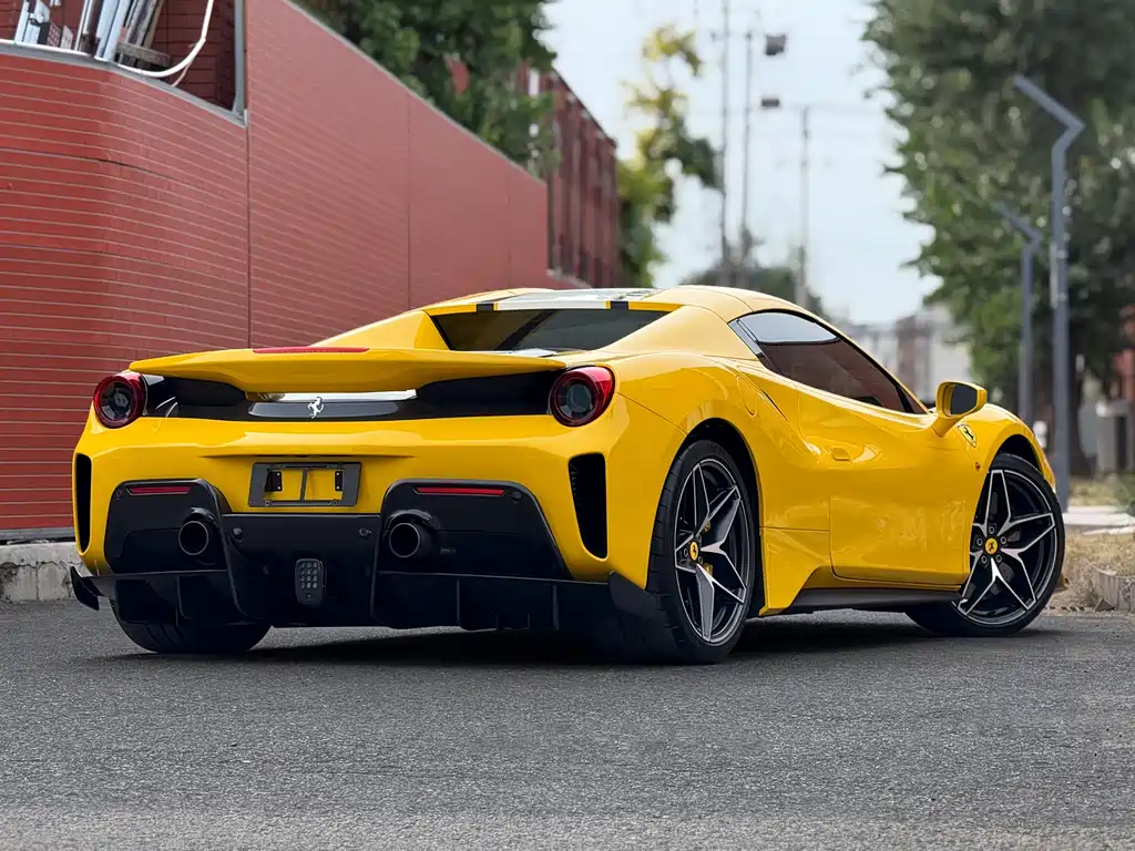 FERRARI 488