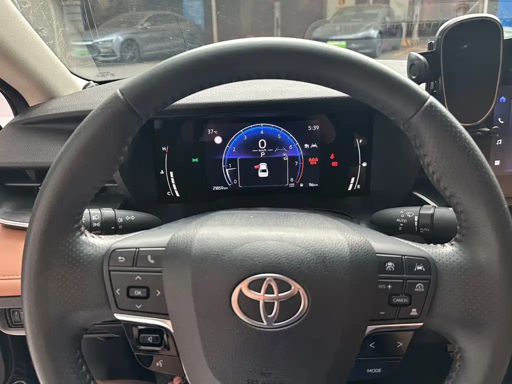 Toyota Camry — миниатюра 6