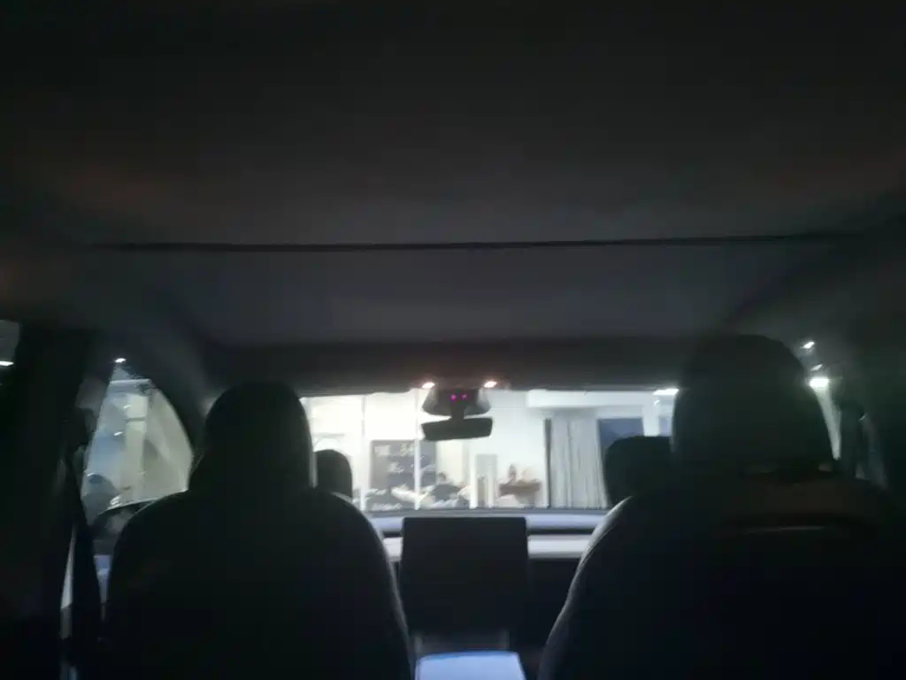 Tesla Model Y — миниатюра 18