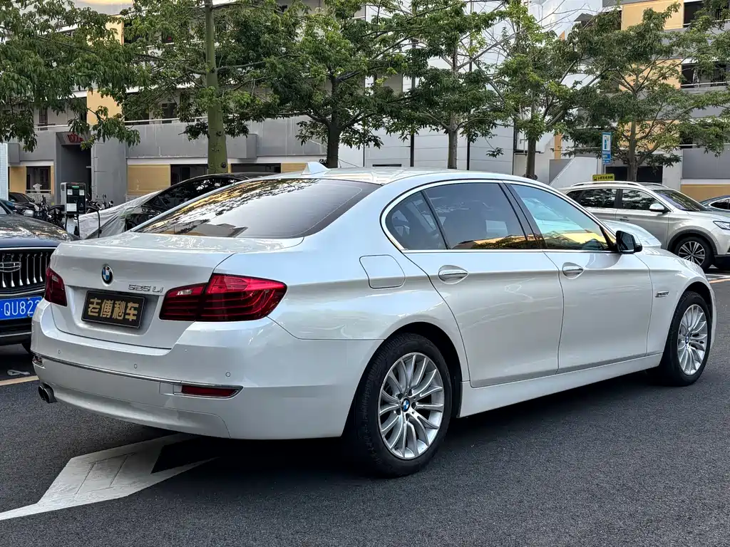 BMW 5 Series — миниатюра 4