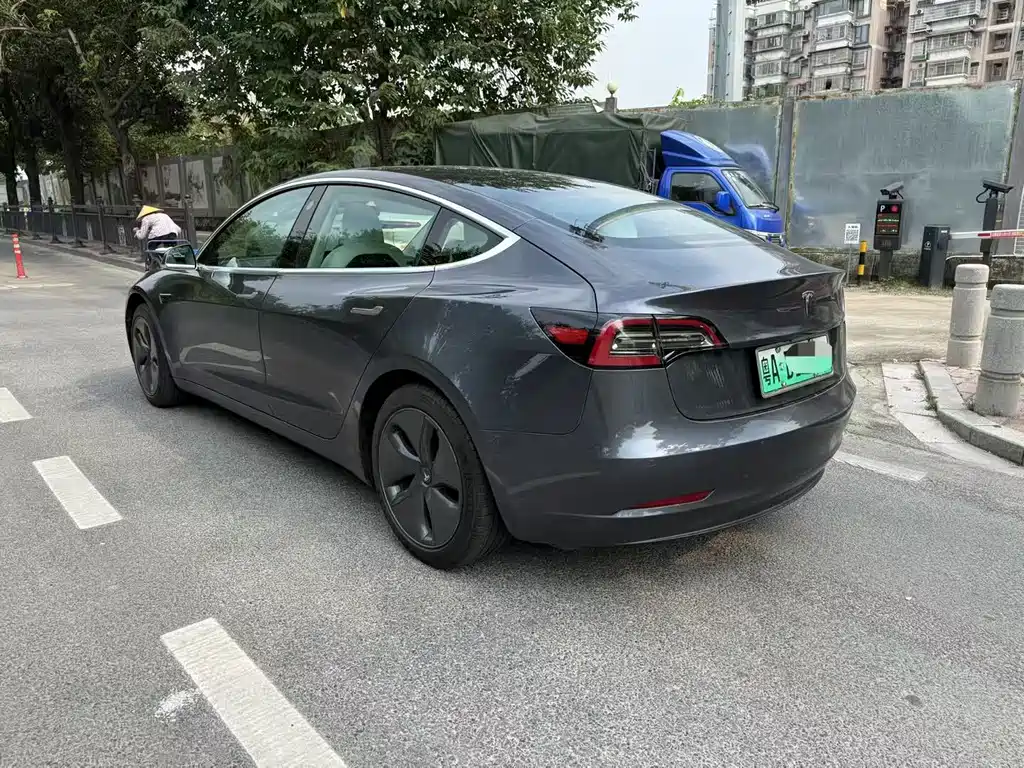 Tesla Model 3 — миниатюра 4