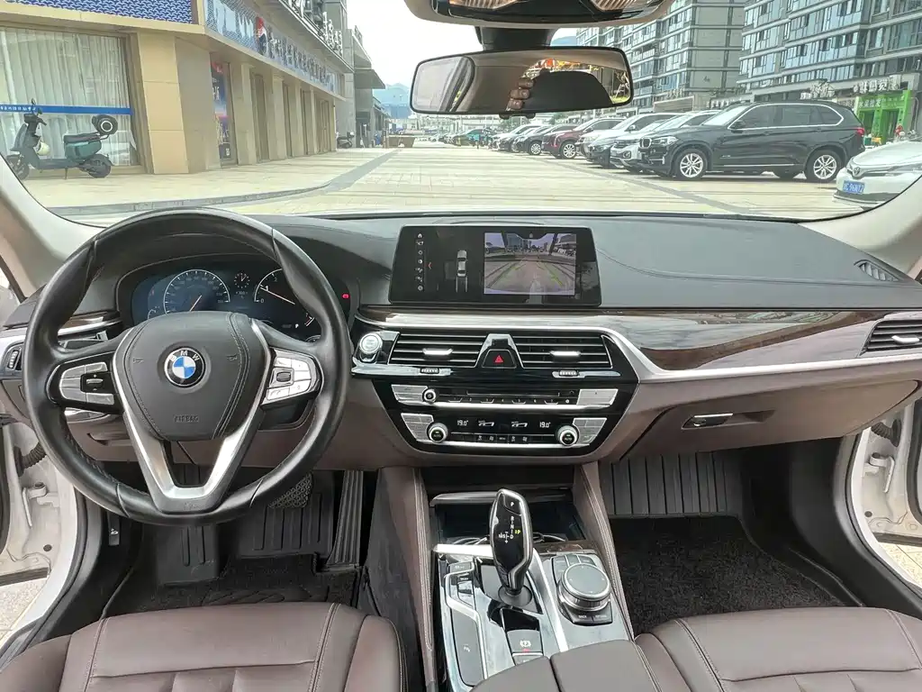 BMW 5 Series — миниатюра 7
