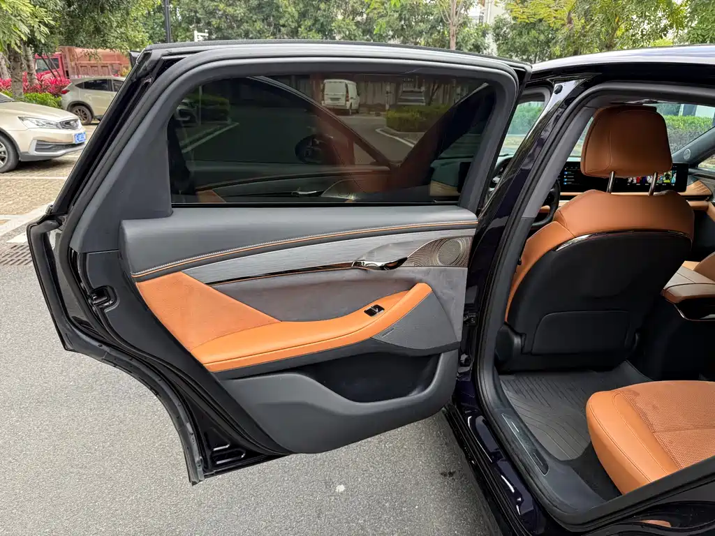 VOYAH LANTU CHASING LIGHT