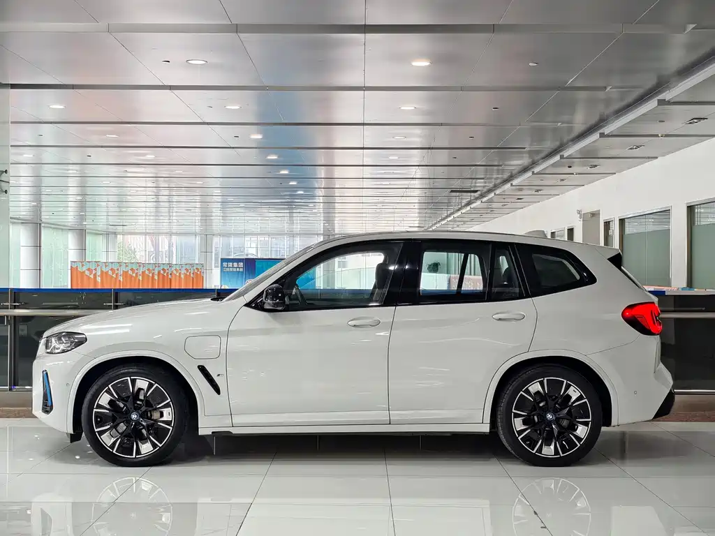 BMW iX3 — миниатюра 2