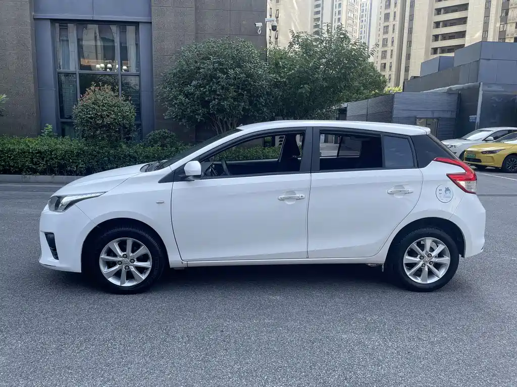Toyota Yaris L — миниатюра 2