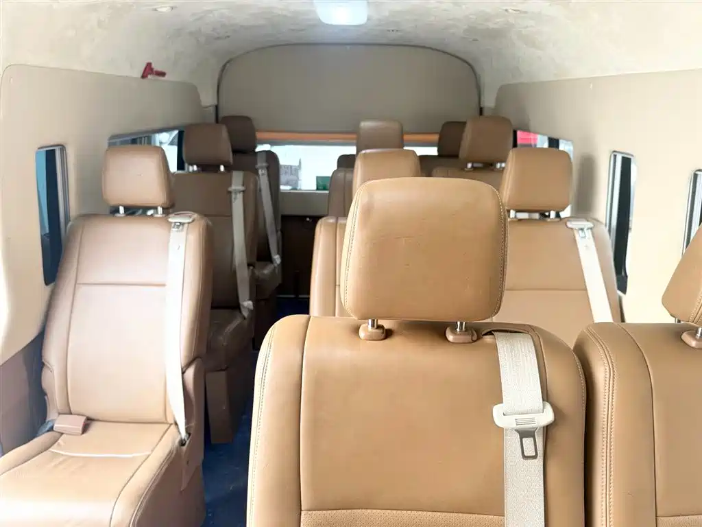 Toyota HiAce 2022 3.5L AT 13 мест