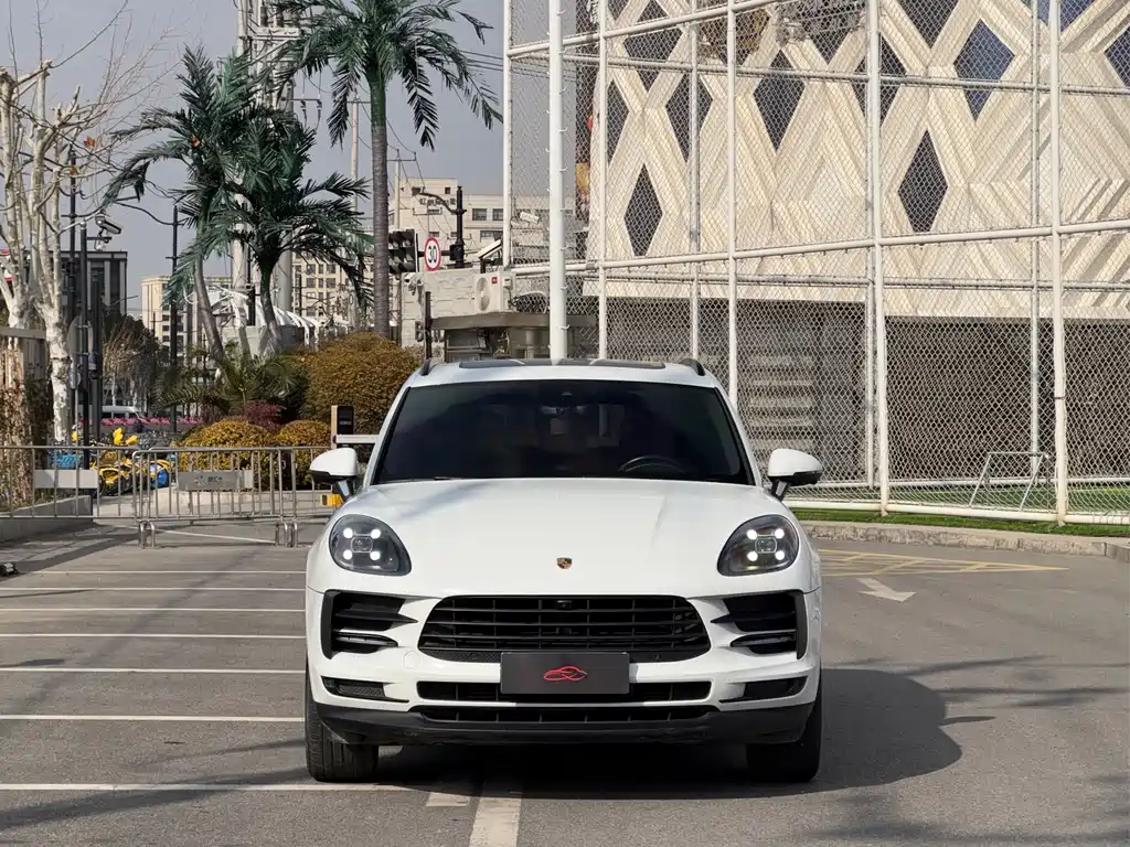 PORSCHE MACAN