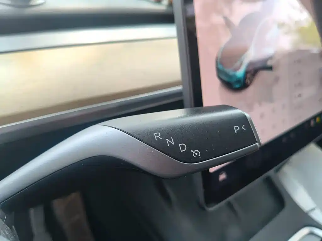 Tesla Model Y — миниатюра 7