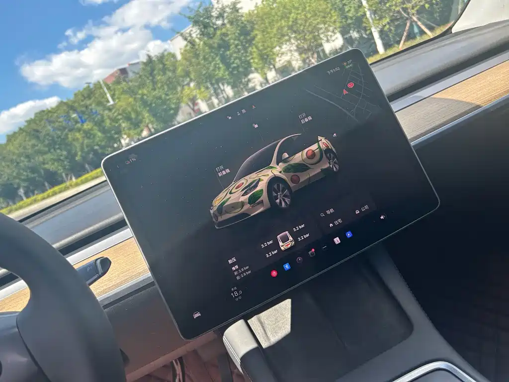 Tesla Model Y — миниатюра 5