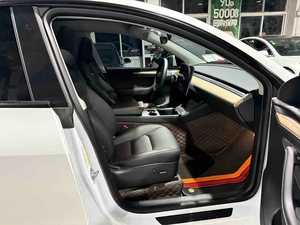 Tesla Model Y — миниатюра 7