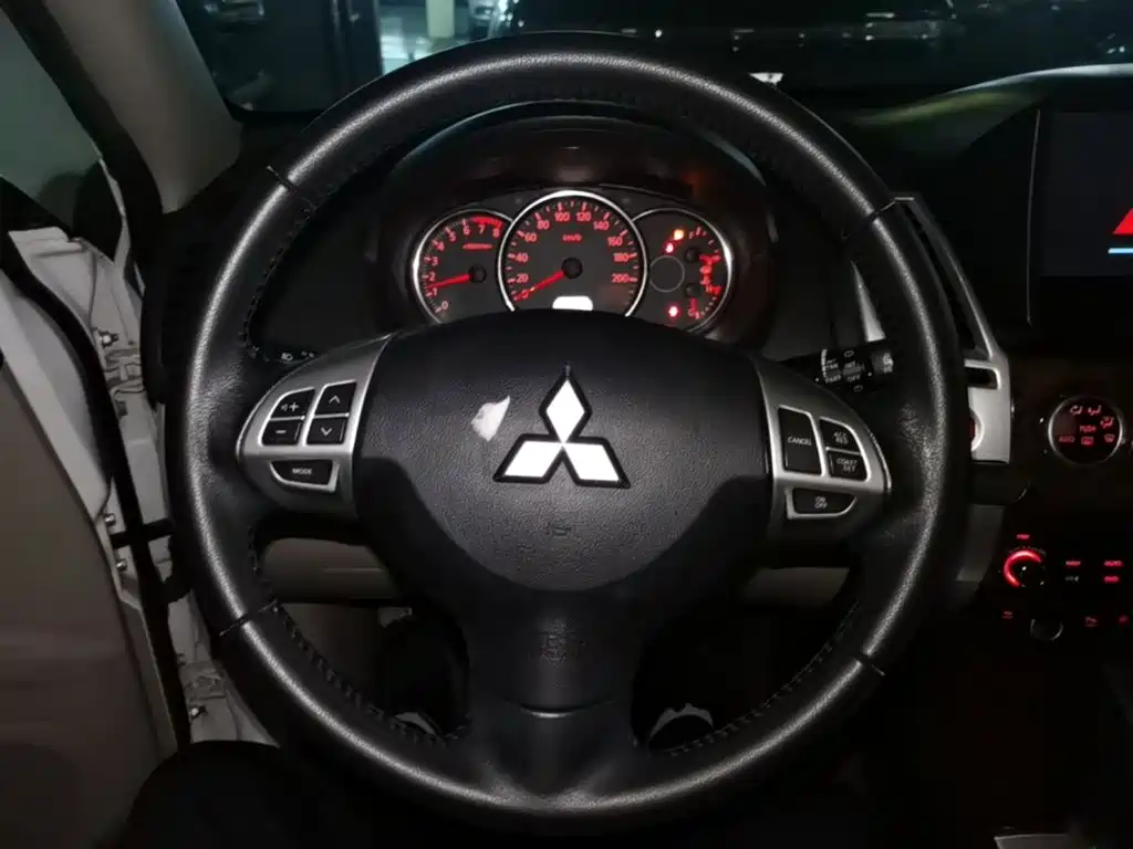 Mitsubishi Pajero Sport — миниатюра 11