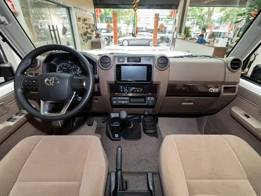 Toyota Land Cruiser LC76 2025 2.8T 40