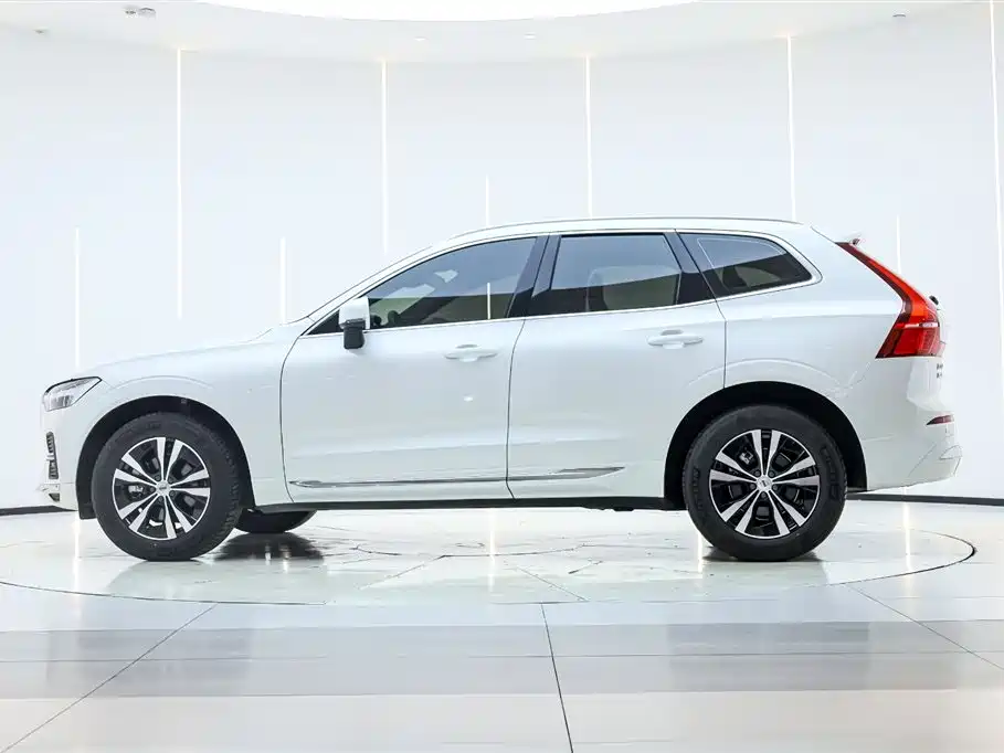 Volvo XC60 2025 B5 Luxury