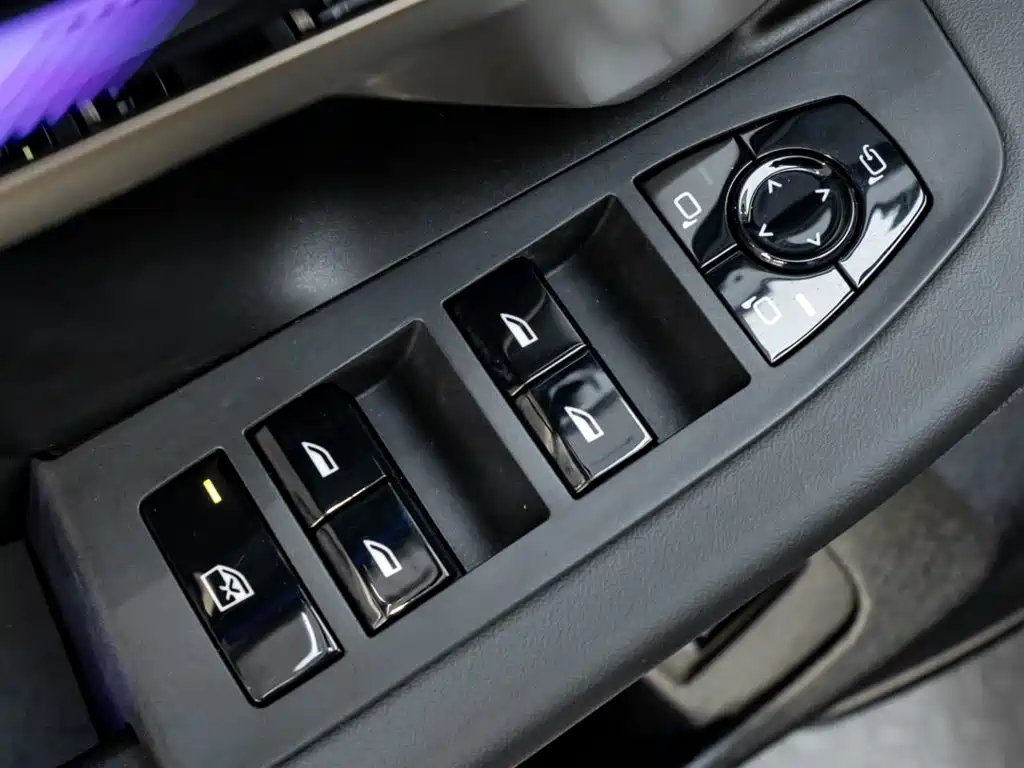 BMW 5 Series — миниатюра 24