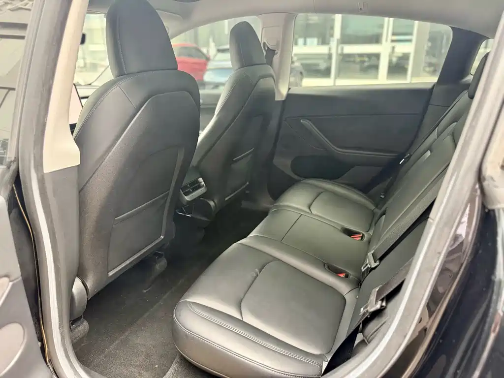 Tesla Model Y — миниатюра 8
