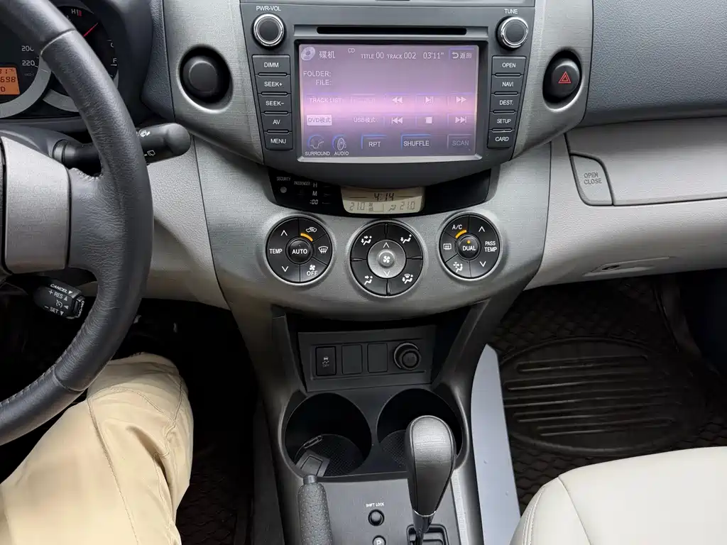Toyota RAV4 — миниатюра 10