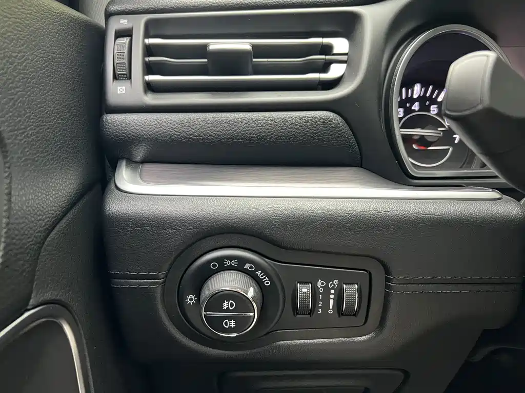 Jeep Commander — миниатюра 14
