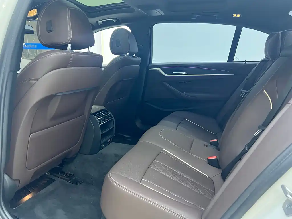 BMW 5 Series — миниатюра 17