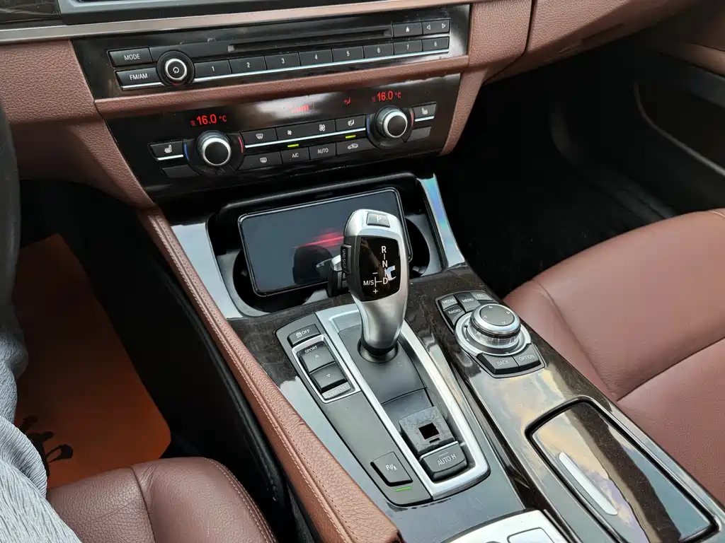BMW 5 Series — миниатюра 7