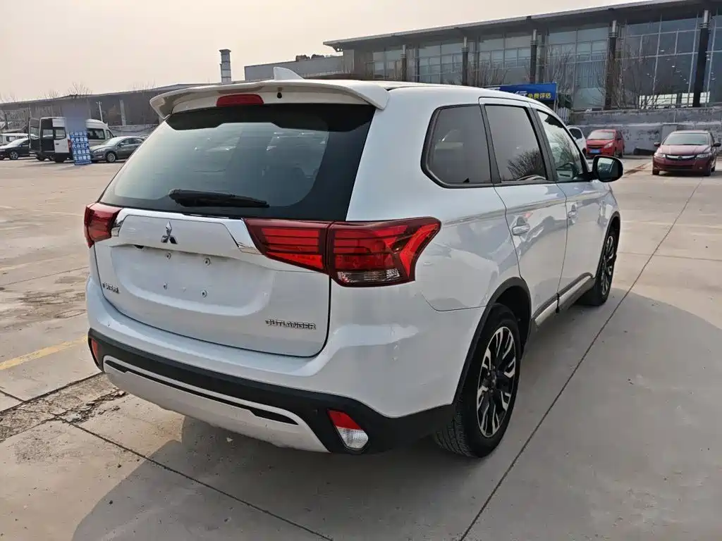 Mitsubishi Outlander — миниатюра 5