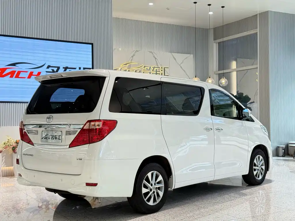Toyota Alphard — миниатюра 3