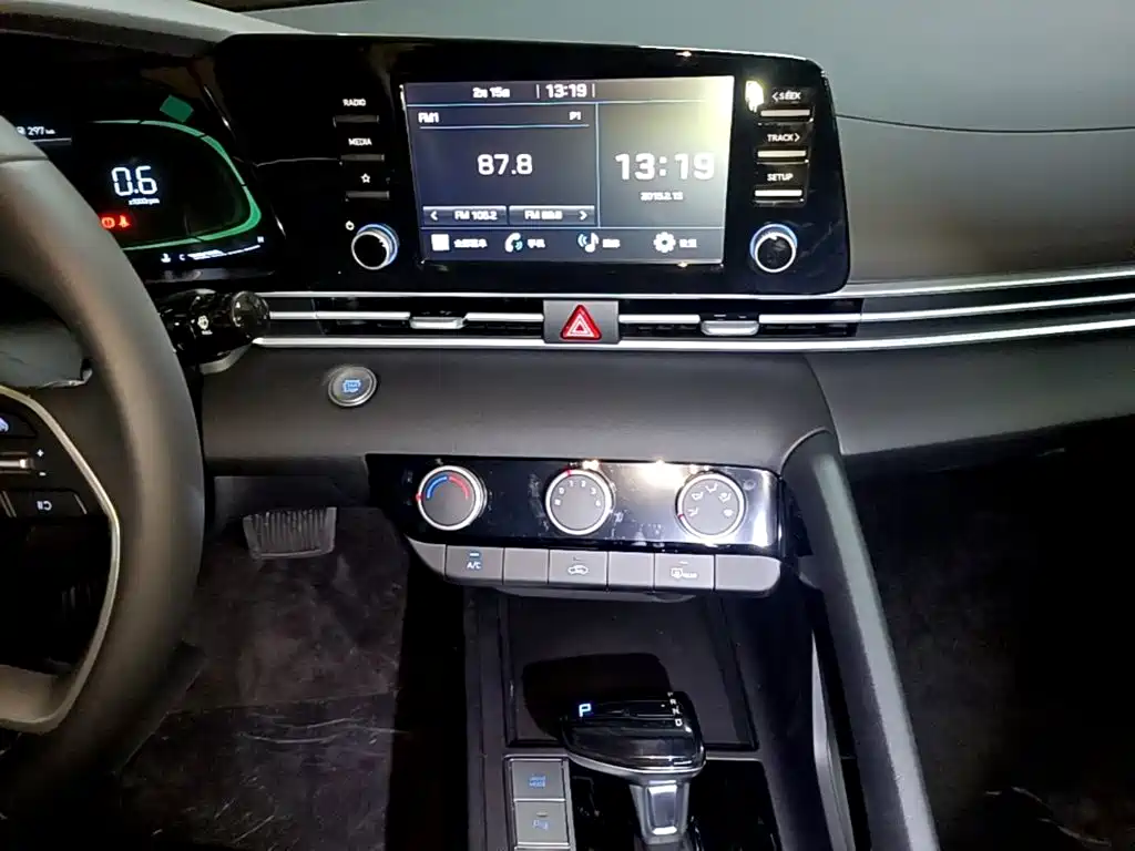 Hyundai Elantra — миниатюра 13