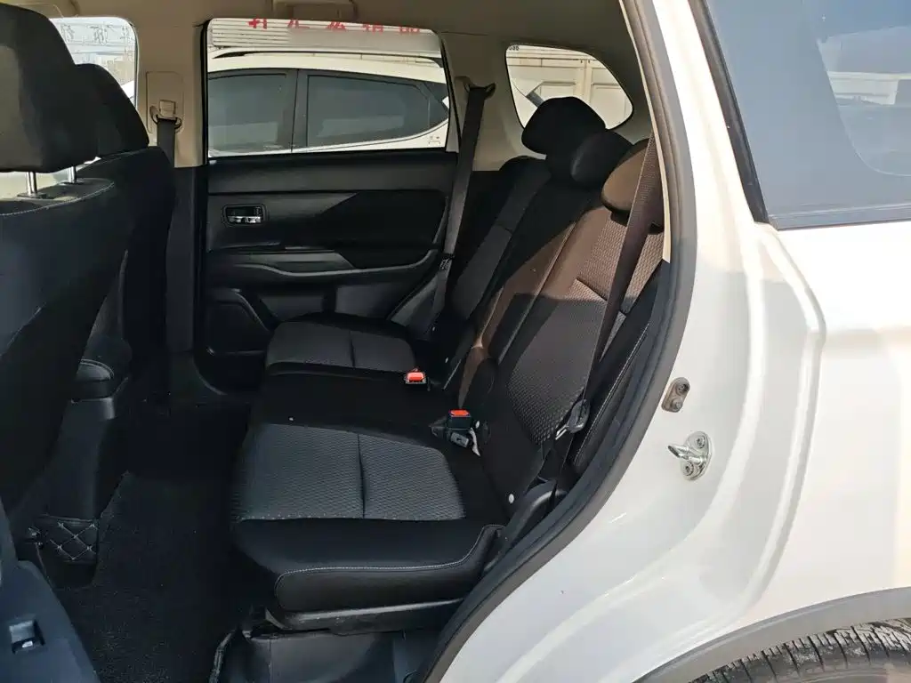 Mitsubishi Outlander — миниатюра 13