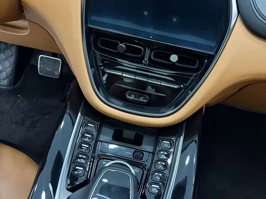 Aston Martin DBX — миниатюра 21