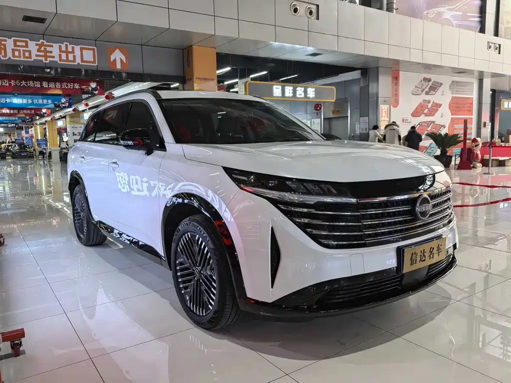 NISSAN EXPLORING THE LAND