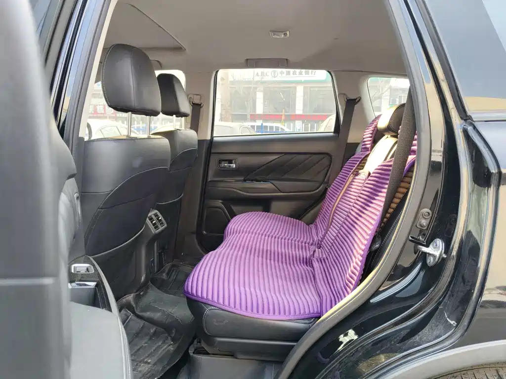 MITSUBISHI OUTLANDER