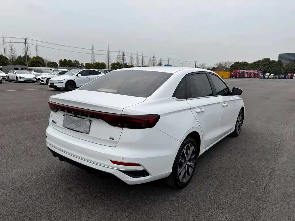 Geely Emgrand 2022 4 1.5L CVT Luxury