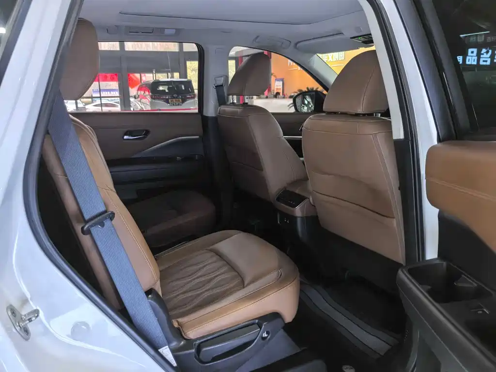 NISSAN EXPLORING THE LAND