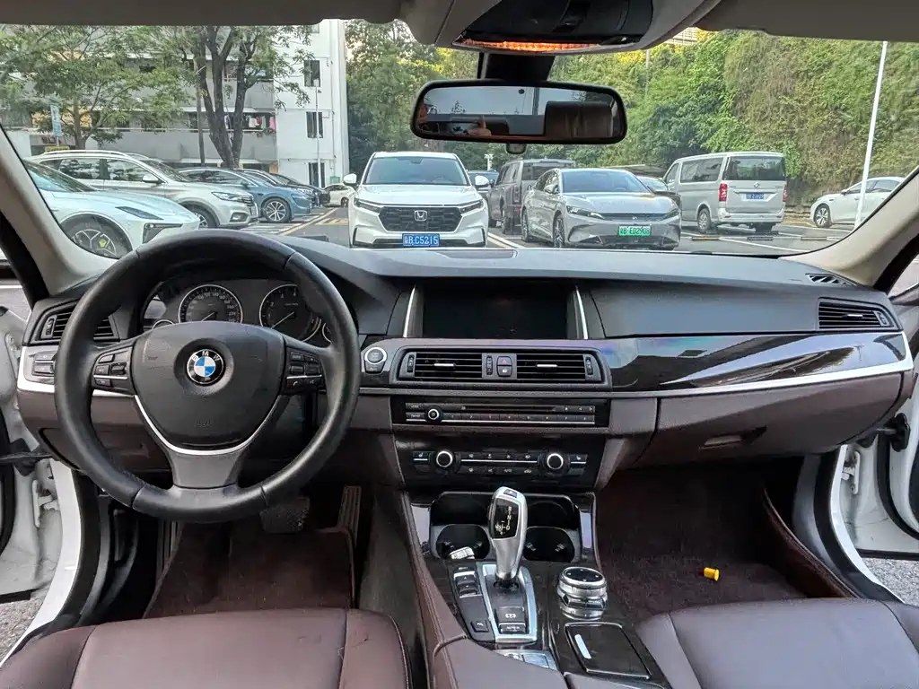 BMW 5 Series — миниатюра 8