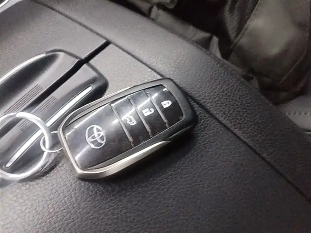Toyota Highlander 2021 2.0T Luxury 7 мест