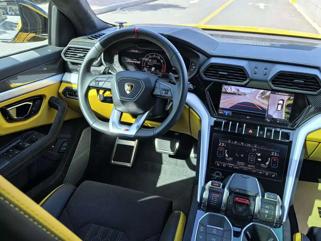 LAMBORGHINI URUS