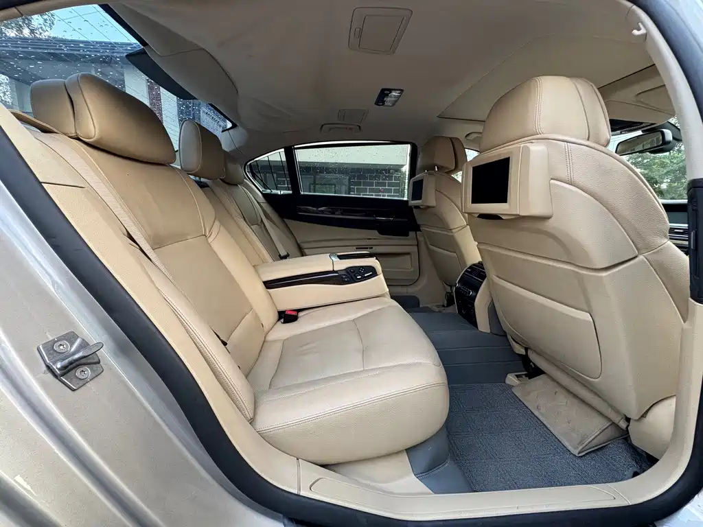 BMW 7 Series — миниатюра 18