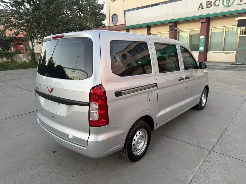Wuling Hongguang V — миниатюра 5