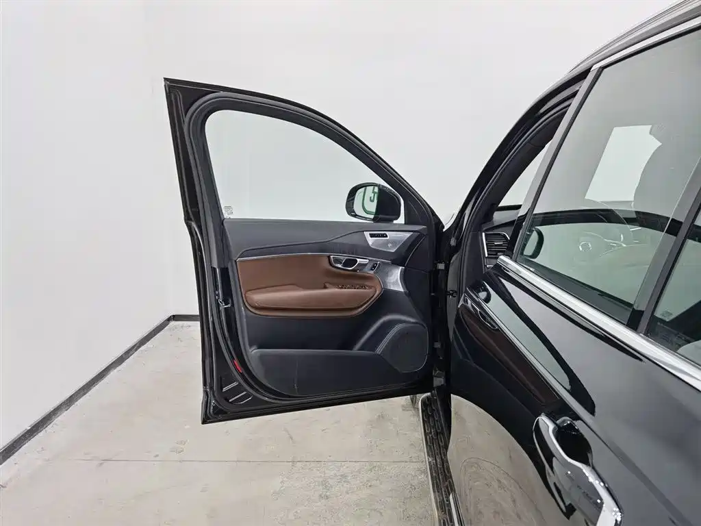 Volvo XC90 2022 B6 Luxury 7 мест