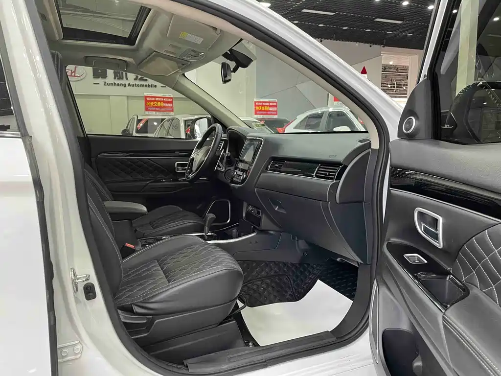 MITSUBISHI OUTLANDER