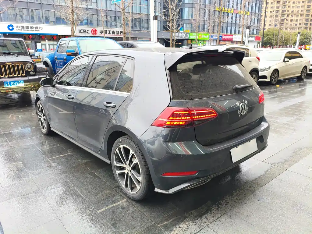 VOLKSWAGEN GOLF