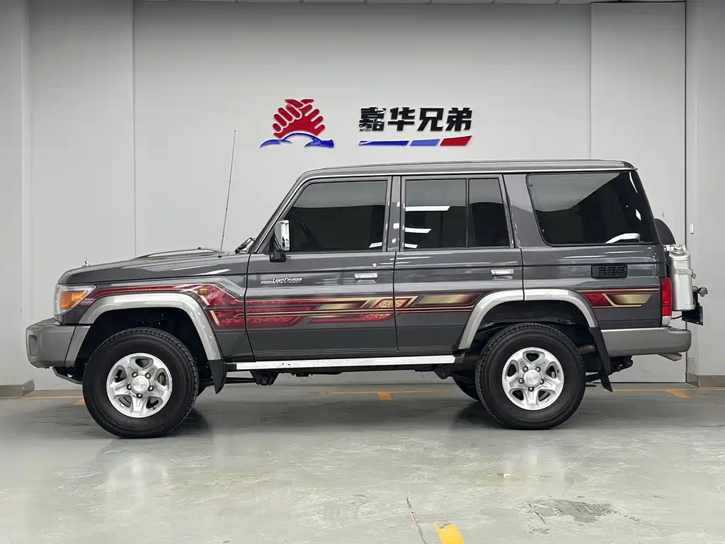 Toyota Land Cruiser LC76 2023 4.0L MT