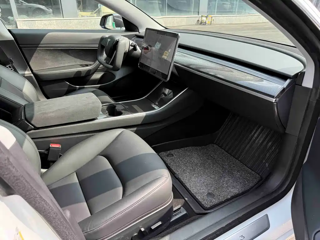Tesla Model 3 — миниатюра 8