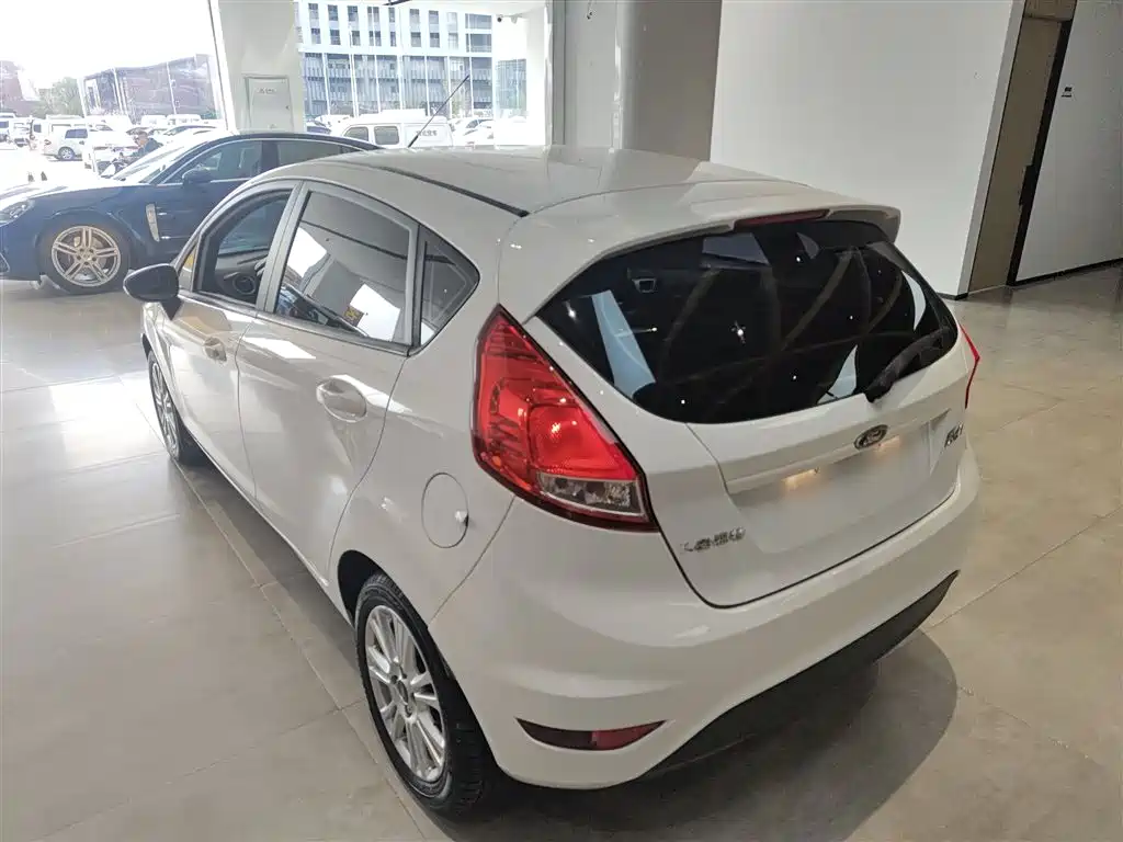 Ford Fiesta 2013 1.5L AT Fashion