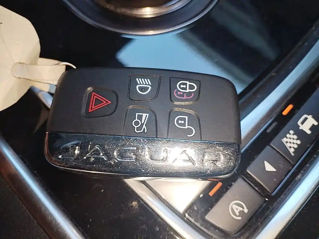 Jaguar XE — миниатюра 9