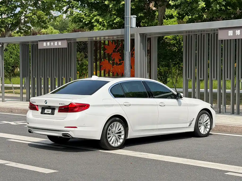 BMW 5 Series — миниатюра 7