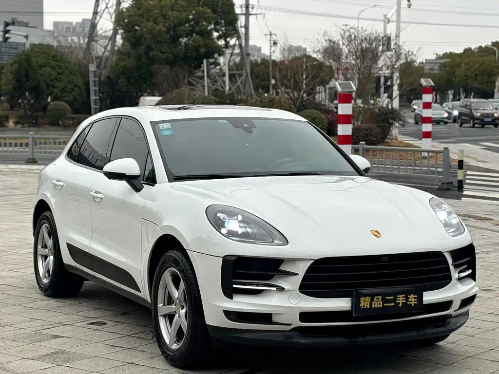 PORSCHE MACAN