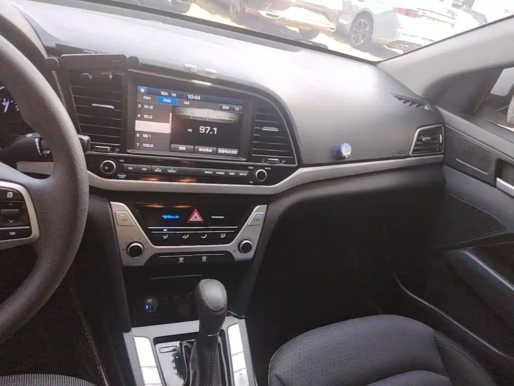 Hyundai Elantra — миниатюра 13