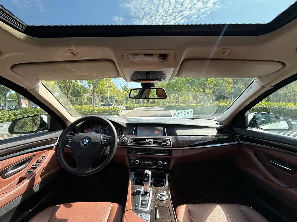 BMW 5 Series — миниатюра 8